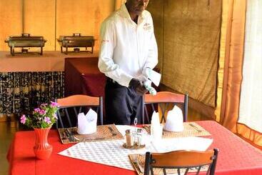 هتل Elangata Olerai Luxury Camp