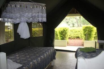 هتل Rhino Camp