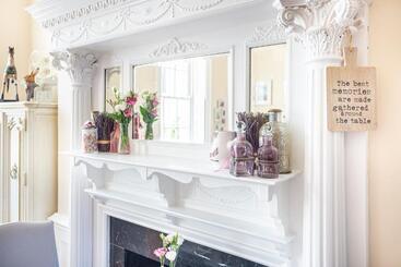 تختخواب و صبحانه Hamiltons Boutique