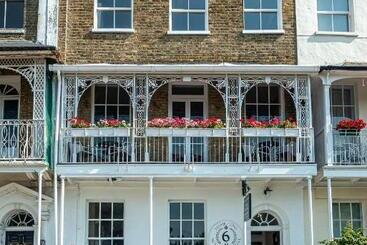 تختخواب و صبحانه Hamiltons Boutique