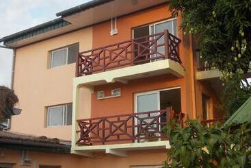 هتل Hôtel Restaurant Gites Kribi