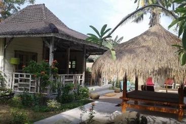 هتل Scallywags Beach Club