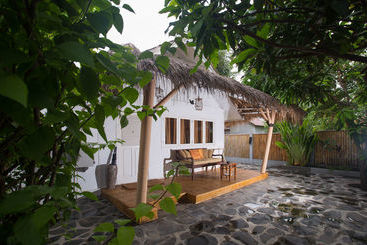 هتل Scallywags Beach Club
