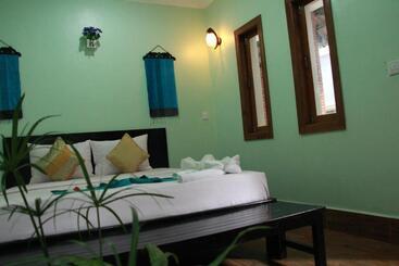 هتل The Coconut House