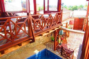 پانسیون Amazon Petite Palace