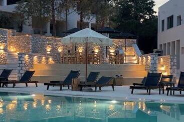هتل Mythical Coast Wellness Retreat