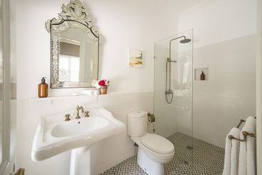 تختخواب و صبحانه Abelia House