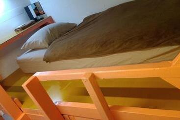 هتل Holiday House Ryukyu An Music Hostel