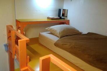 هتل Holiday House Ryukyu An Music Hostel