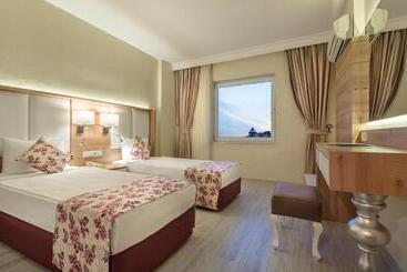 Royal Garden Beach Hotel   All Inclusive