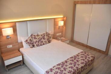 Royal Garden Beach Hotel   All Inclusive