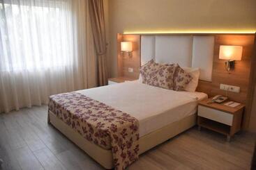 Royal Garden Beach Hotel   All Inclusive