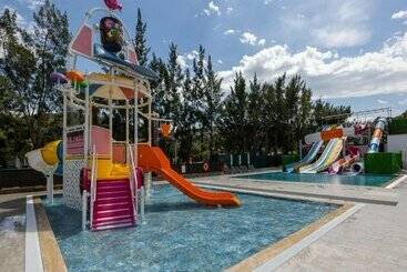 Ramada Hotel & Suites by Wyndham Kusadasi