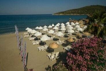 Ramada Hotel & Suites by Wyndham Kusadasi