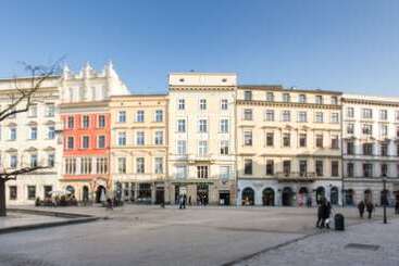 Venetian House Market Square Apart