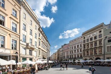 Venetian House Market Square Apart