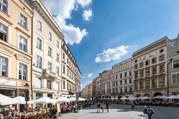 Venetian House Market Square Apart