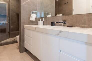 هتل Club Suites At Rum Point
