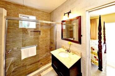 استراحتگاه Starlight Chalet