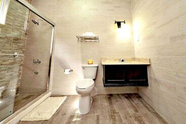 استراحتگاه Starlight Chalet