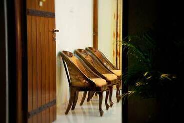 هتل Airport Villa
