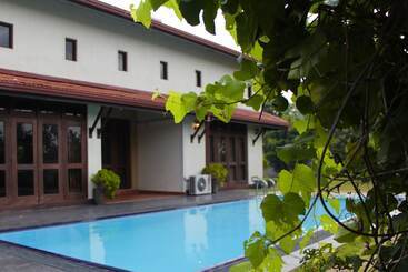هتل Airport Villa