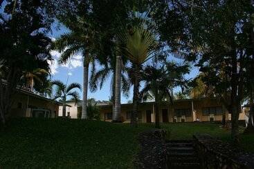 هتل Lake Safari Lodge