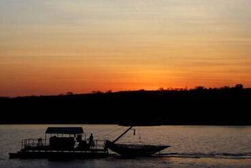 هتل Lake Safari Lodge