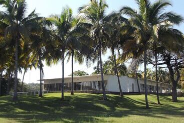 هتل Lake Safari Lodge