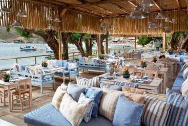 هتل Out Of The Blue Resort & Spa