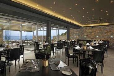 هتل Out Of The Blue Resort & Spa