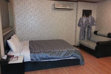 Island Motel