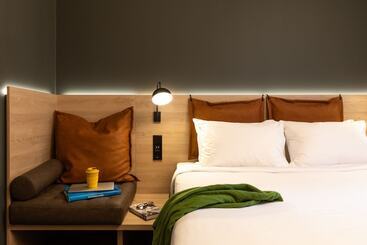 هتل Moxy Plymouth