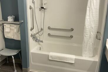 هتل Woodspring Suites Dearborn   Detroit