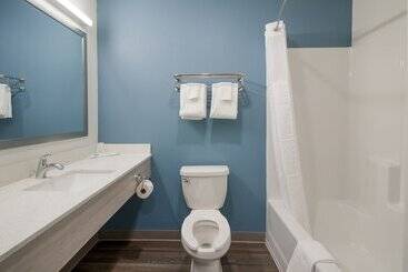 هتل Woodspring Suites Dearborn   Detroit