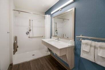 هتل Woodspring Suites Dearborn   Detroit