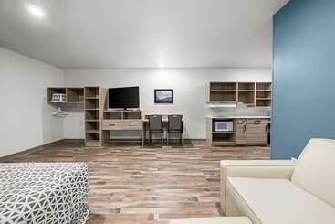 هتل Woodspring Suites Dearborn   Detroit