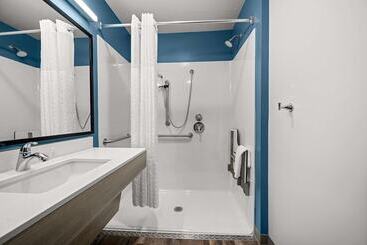هتل Woodspring Suites Dearborn   Detroit