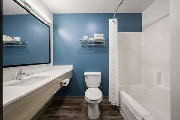 هتل Woodspring Suites Dearborn   Detroit