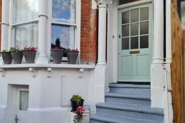 اقامتگاه 3 Bed House In London Self Contained In Ladywell