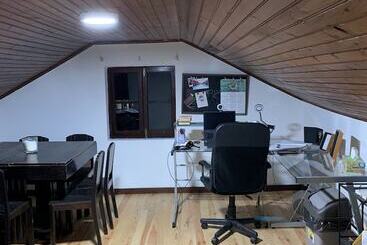 اقامتگاه Charming 3 Bed House