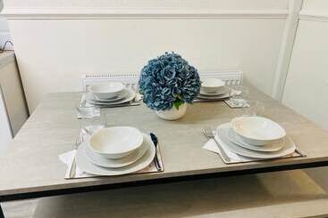 اقامتگاه The Union   Stylish 4 Bed House