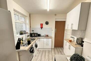 اقامتگاه The Union   Stylish 4 Bed House