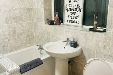 اقامتگاه The Union   Stylish 4 Bed House