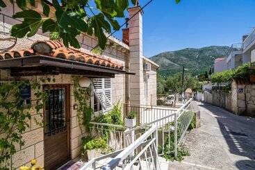 بنسيون Apartments & Rooms Mara & Petrunjela