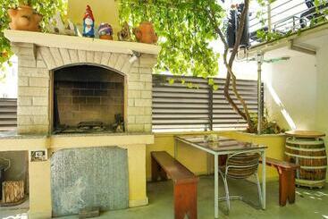 پانسیون Villa Apartments Babaja