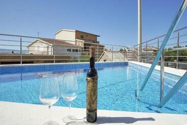 پانسیون Villa Apartments Babaja