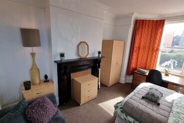 اقامتگاه Spacious 4 Bed House Great Location Coventry