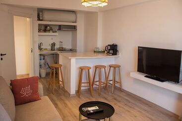هتل Aloha Suites Mediterranean