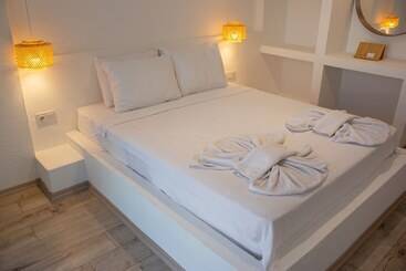 هتل Aloha Suites Mediterranean